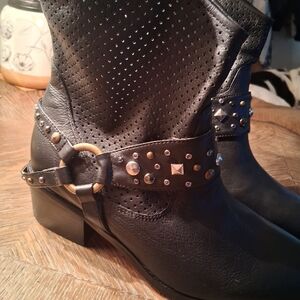 Womens Boots Size 7.5